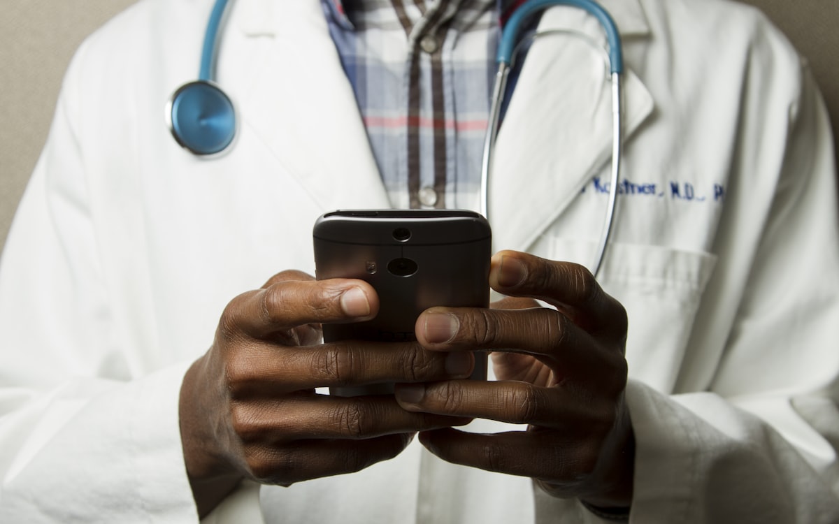 IA, genómica y apps de salud: qué es real hoy en pediatría